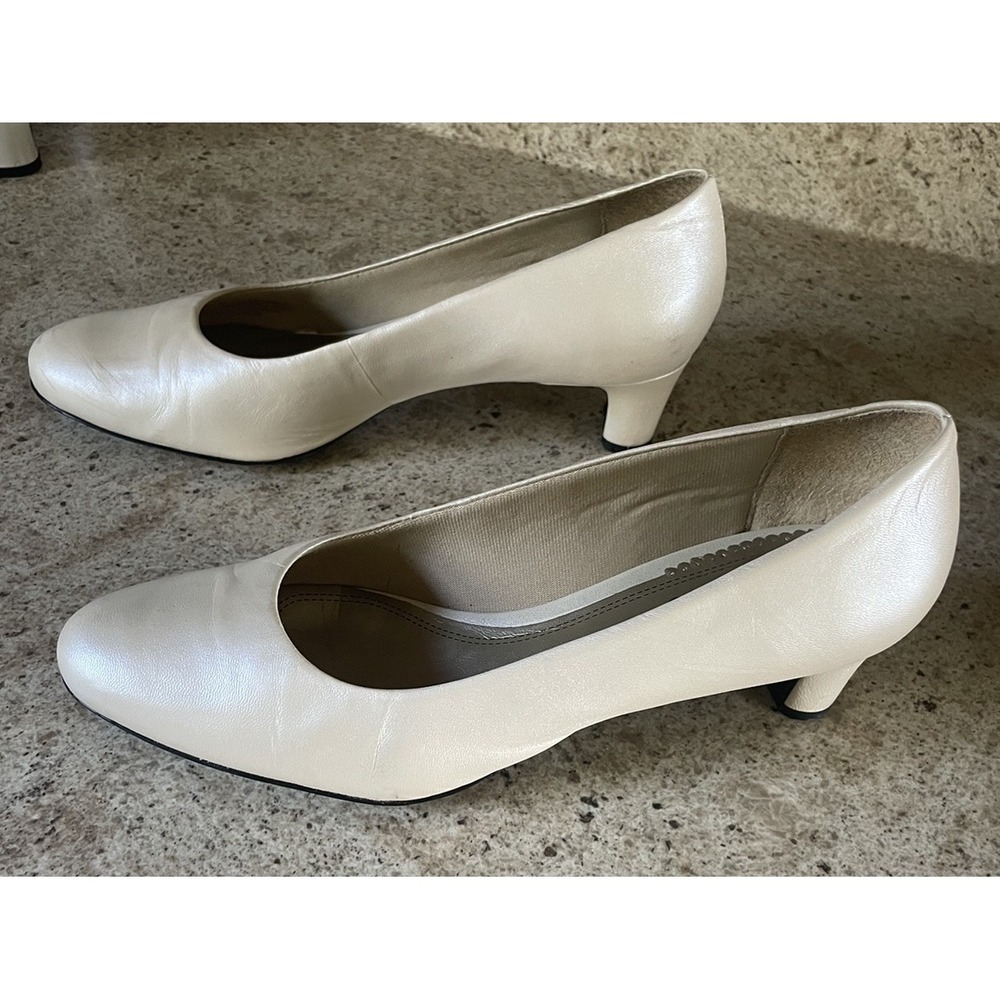 Trotters Womens Beige Leather Low Pump w/1.75" Heel‎ - Size 8